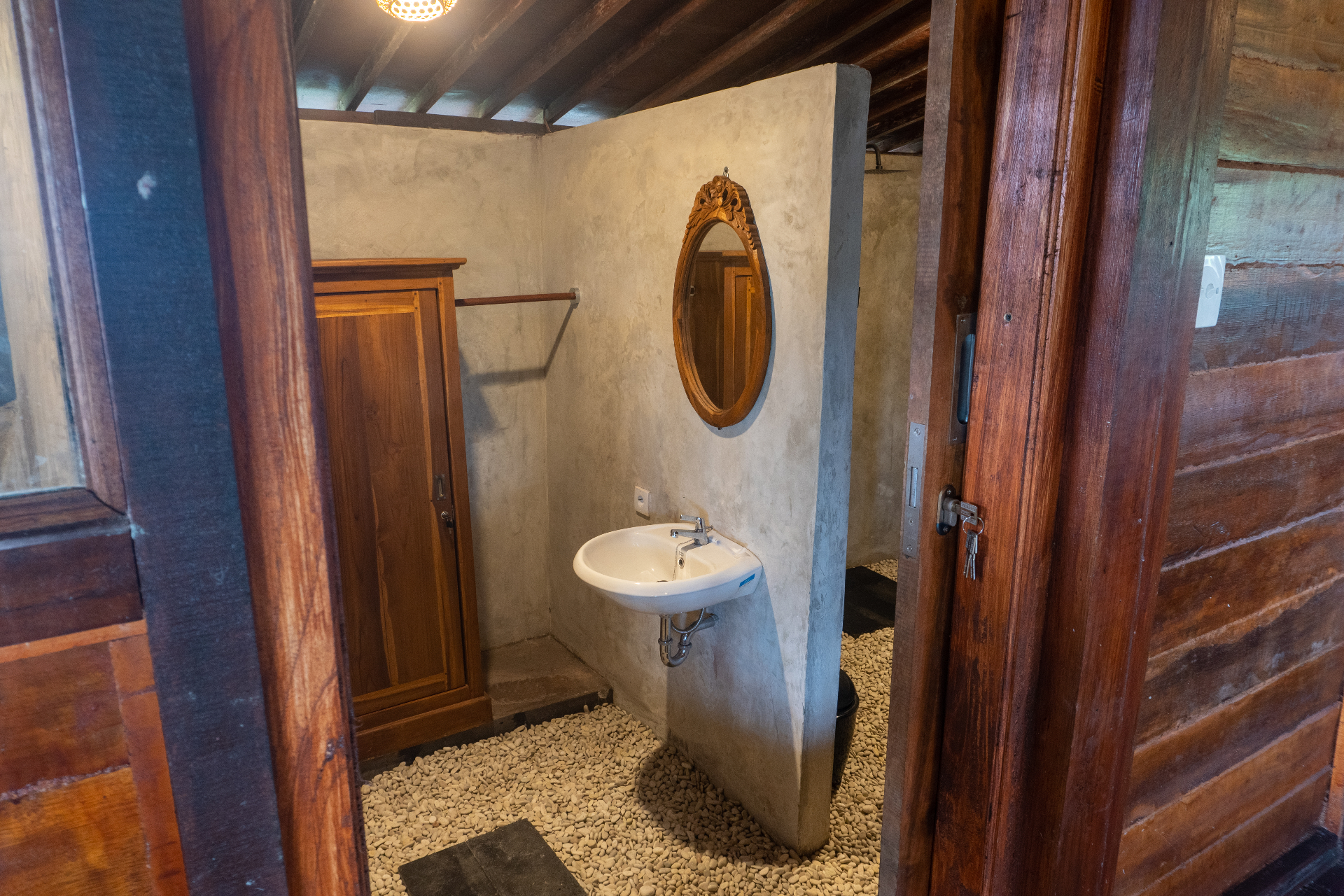 Deluxe Wooden Room — Bathroom