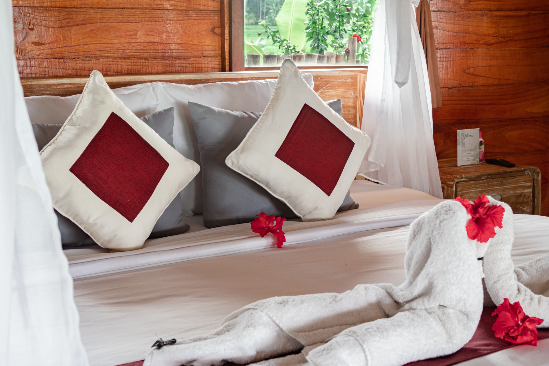 Deluxe Wooden Room — Bed Details